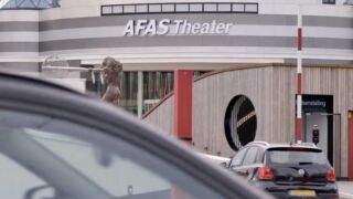 Auto's rijden parkeergarage in van AFAS Theater in Leusden