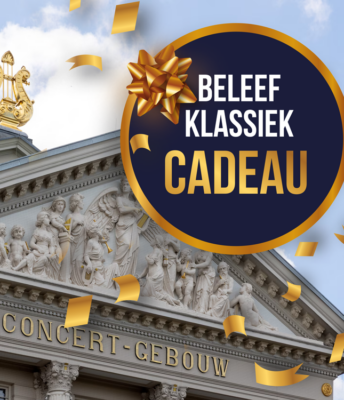 Beleef Klassiek cadeau met het Concertgebouw in Amsterdam op de achtergrond, een feestelijke gouden strik en confetti, symbool voor een klassiek concertcadeau en muzikale beleving.