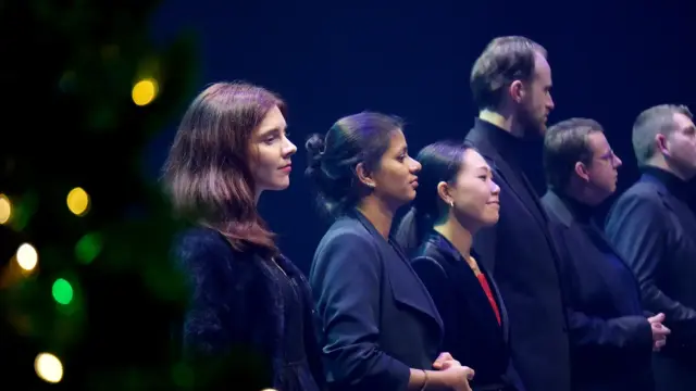 Koorleden van The Bach Choir & Orchestra of the Netherlands tijdens een kerstuitvoering