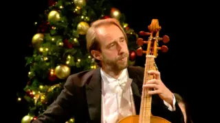 Cellist van The Bach Orchestra of the Netherlands tijdens een kerstconcert