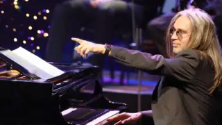 Pianist wijst tijdens een kerstconcert van The Bach Choir & Orchestra of the Netherlands