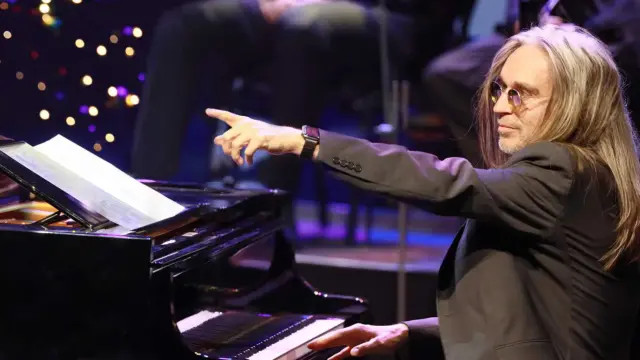 Pianist wijst tijdens een kerstconcert van The Bach Choir & Orchestra of the Netherlands