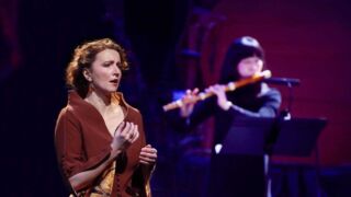 Sopraan en fluitiste tijdens een uitvoering van Matthäus Passion met The Bach Choir & Orchestra of the Netherlands