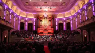 De grote zaal van Het Concertgebouw Amsterdam met publiek en The Bach Choir & Orchestra of the Netherlands
