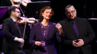 Sopraan en countertenor zingen Stabat Mater tijdens een klassiek concert met live orkest