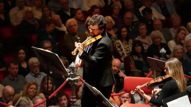 Violist van The Bach Orchestra of the Netherlands tijdens een uitvoering in Het Concertgebouw