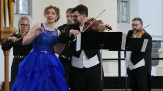 Interactie tussen sopraan en violist tijdens een uitvoering van The Bach Orchestra of the Netherlands