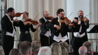 Strijkers van The Bach Orchestra of the Netherlands tijdens een uitvoering in Leiden