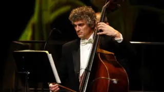 Contrabassist van The Bach Orchestra of the Netherlands tijdens een uitvoering
