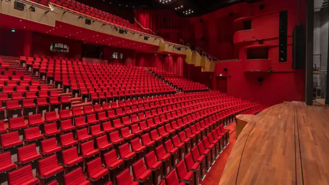 Lege theaterzaal als concertlocatie in Leusden