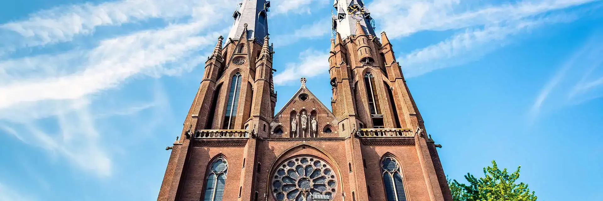 Monumentale kerk met dubbele torens in Eindhoven