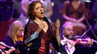 Sopraan tijdens Classical Christmas, klassiek kerstconcert met orkest