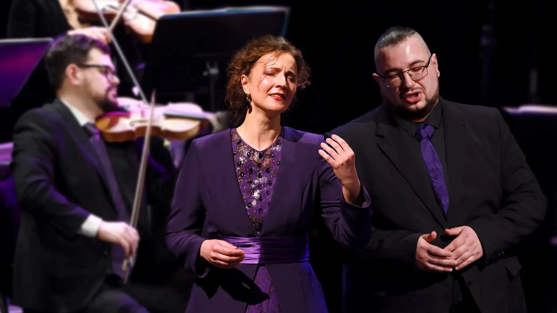 Sopraan en countertenor zingen Stabat Mater tijdens een klassiek concert met live orkest