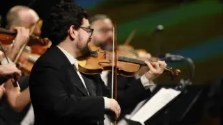 Violist van The Bach Orchestra of the Netherlands tijdens een uitvoering