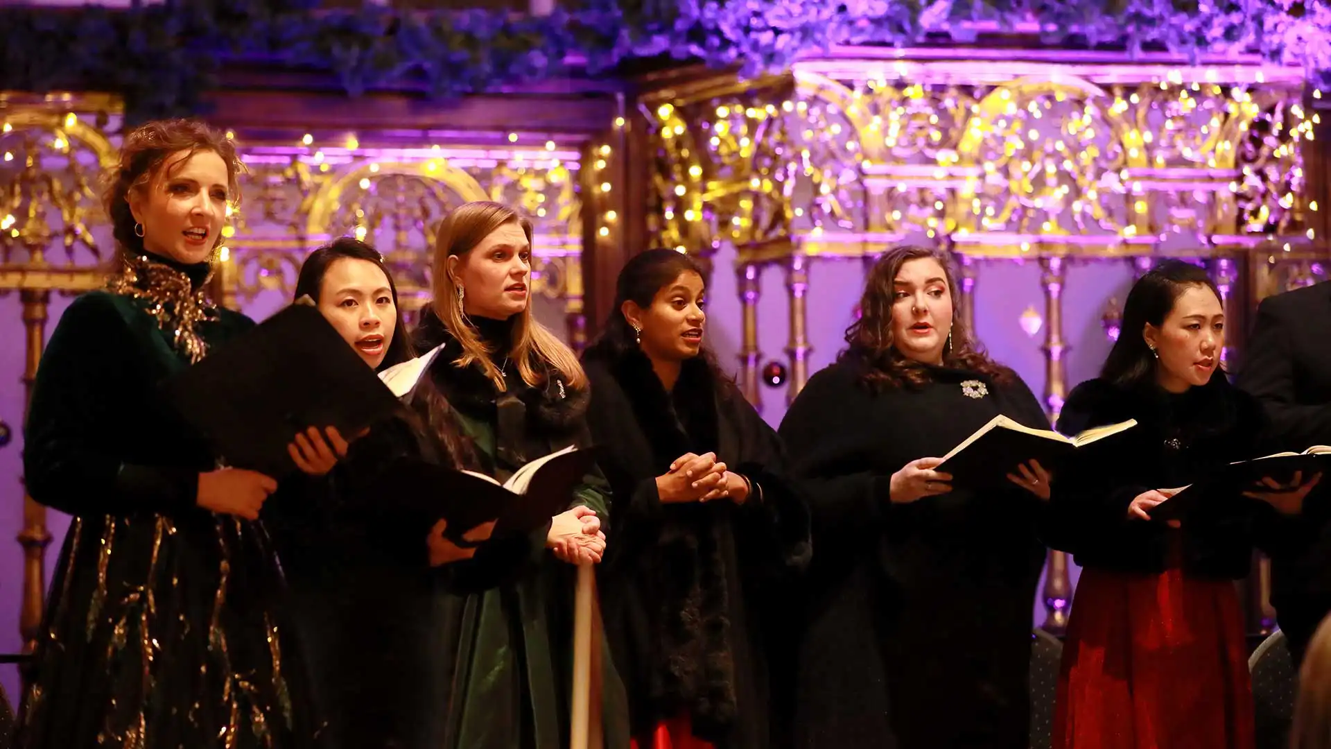 Koorleden van The Bach Choir & Orchestra of the Netherlands tijdens een uitvoering