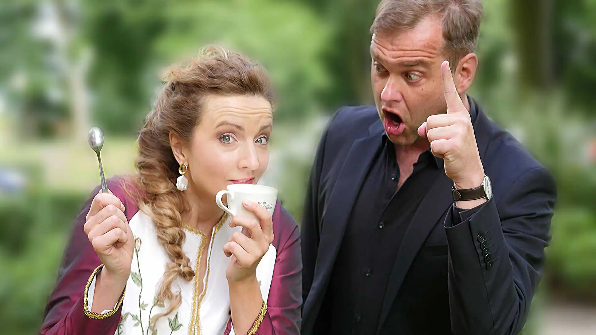 Solisten in een scène uit Bachs Koffiecantate