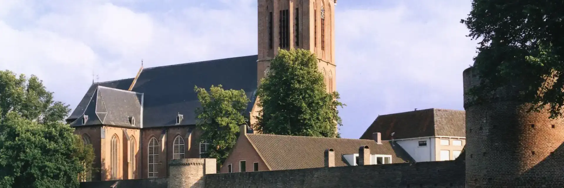 Historische kerk en stadsmuur in Elburg