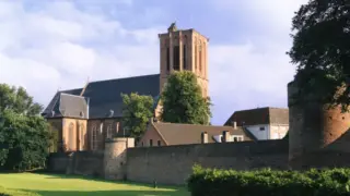 Historische kerk en stadsmuur in Elburg