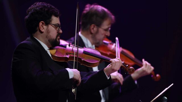 Twee violisten van The Bach Orchestra of the Netherlands tijdens een concert