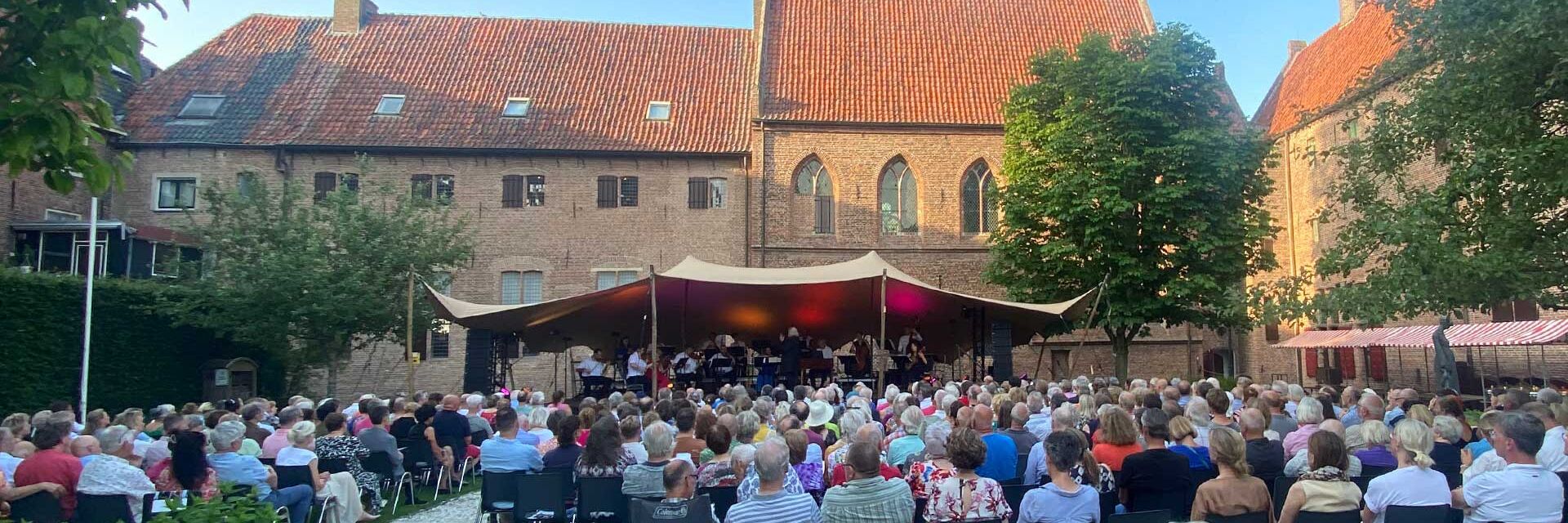 Openluchtconcert met publiek in Kloostertuin in Elburg