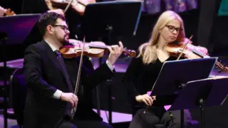 Strijkers van The Bach Orchestra of the Netherlands tijdens een uitvoering