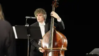 Contrabassist van The Bach Orchestra of the Netherlands tijdens een uitvoering