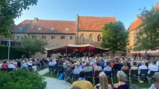 Klassiek openluchtconcert met orkest en publiek in historische Kloostertuin in Elburg