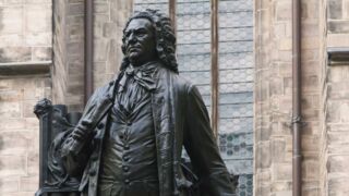 Standbeeld van Johann Sebastian Bach, componist van de Matthäus Passion, een van zijn bekendste meesterwerken.