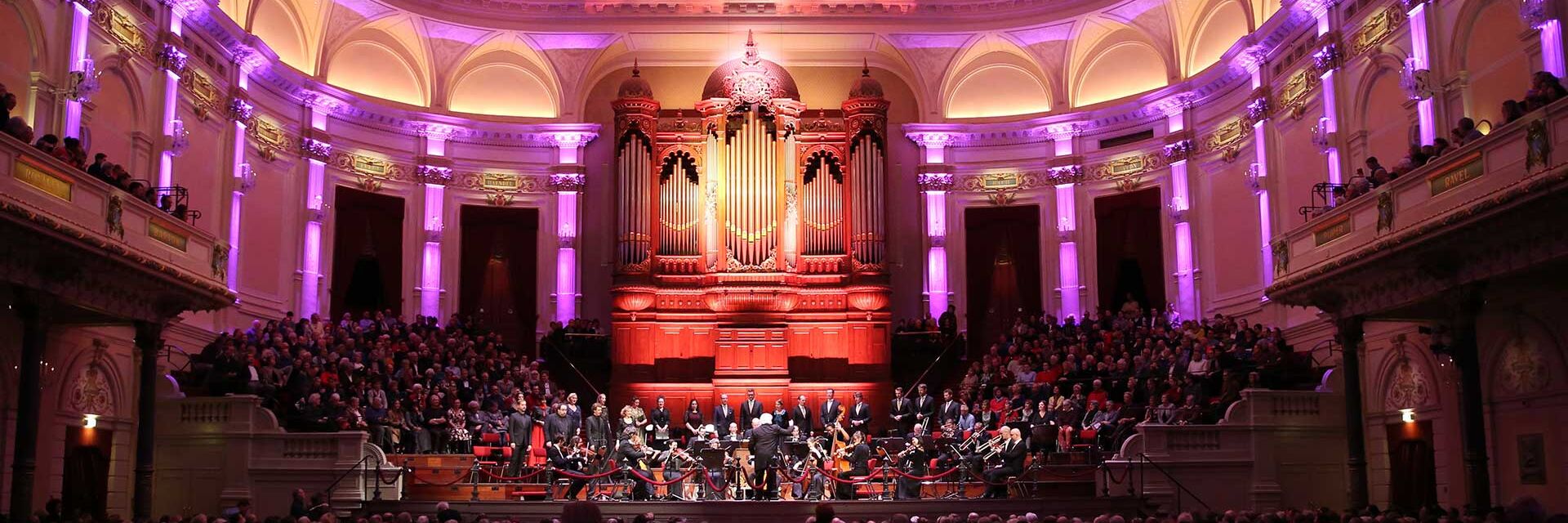 Uitvoering van Mozarts Requiem door koor en orkest in Het Concertgebouw Amsterdam