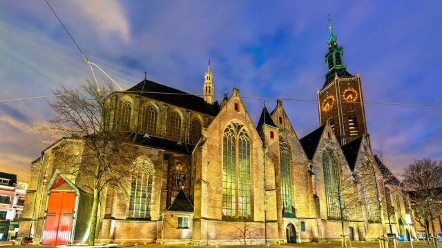 Grote Kerk in Den Haag bij avondlicht, locatie van het Mozartconcert