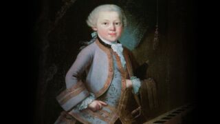 Historisch portret van een jonge componist Mozart in 18e-eeuwse kleding naast een klavier