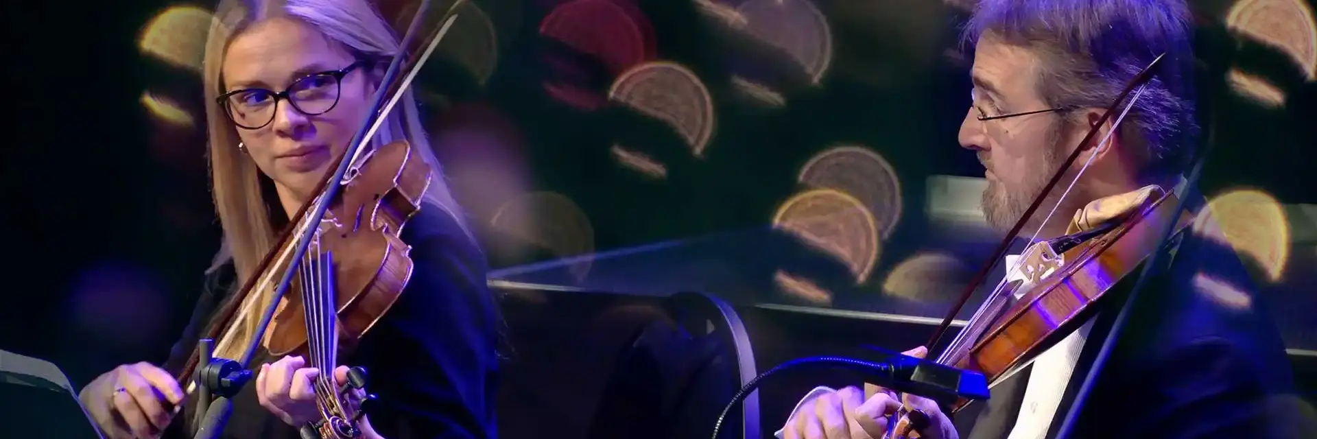 Strijkers van The Bach Orchestra of the Netherlands tijdens een kerstuitvoering