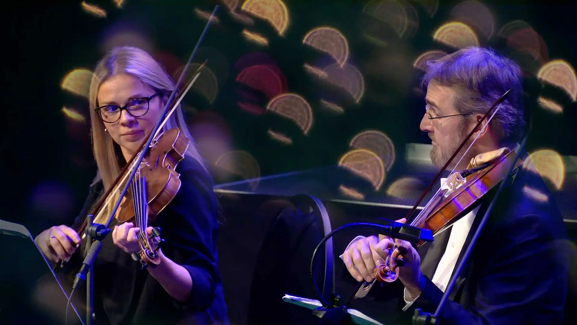 Strijkers van The Bach Orchestra of the Netherlands tijdens een kerstuitvoering
